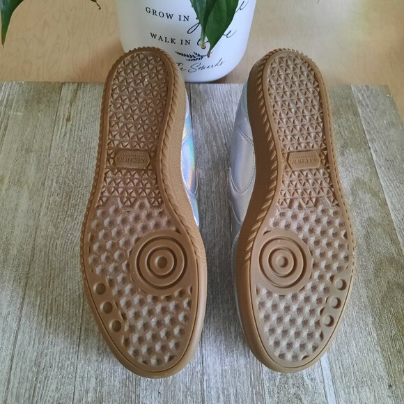 SKECHERS Hotshot Metallic Silver Iridescence Lace-Up Sneakers NWT! - Size 9.5 - Picture 5 of 16